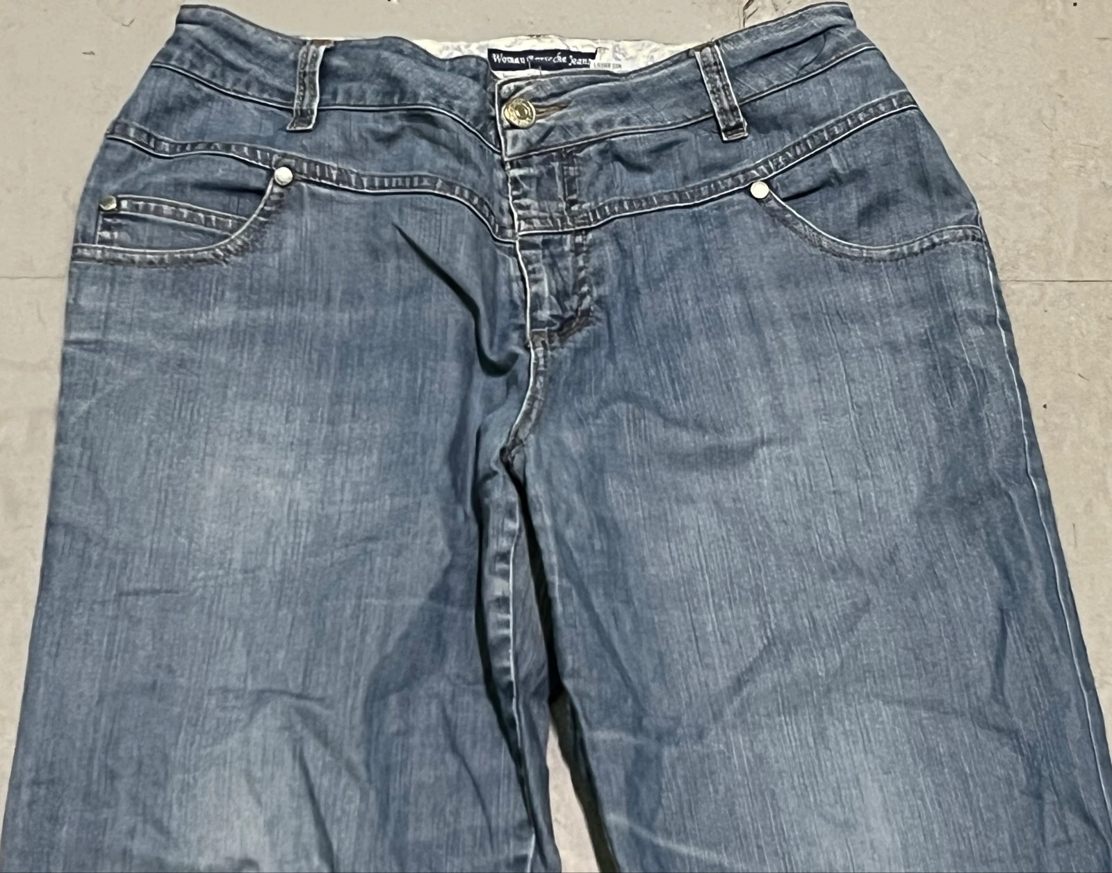 Calça jeans azul com letras de strass na parte de trás – photo 5